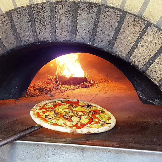 Italienische Pizza aus dem Holzofen im Ristorante Olivo d'Oro im Ihr Einkaufsland International, Marktheidenfeld.